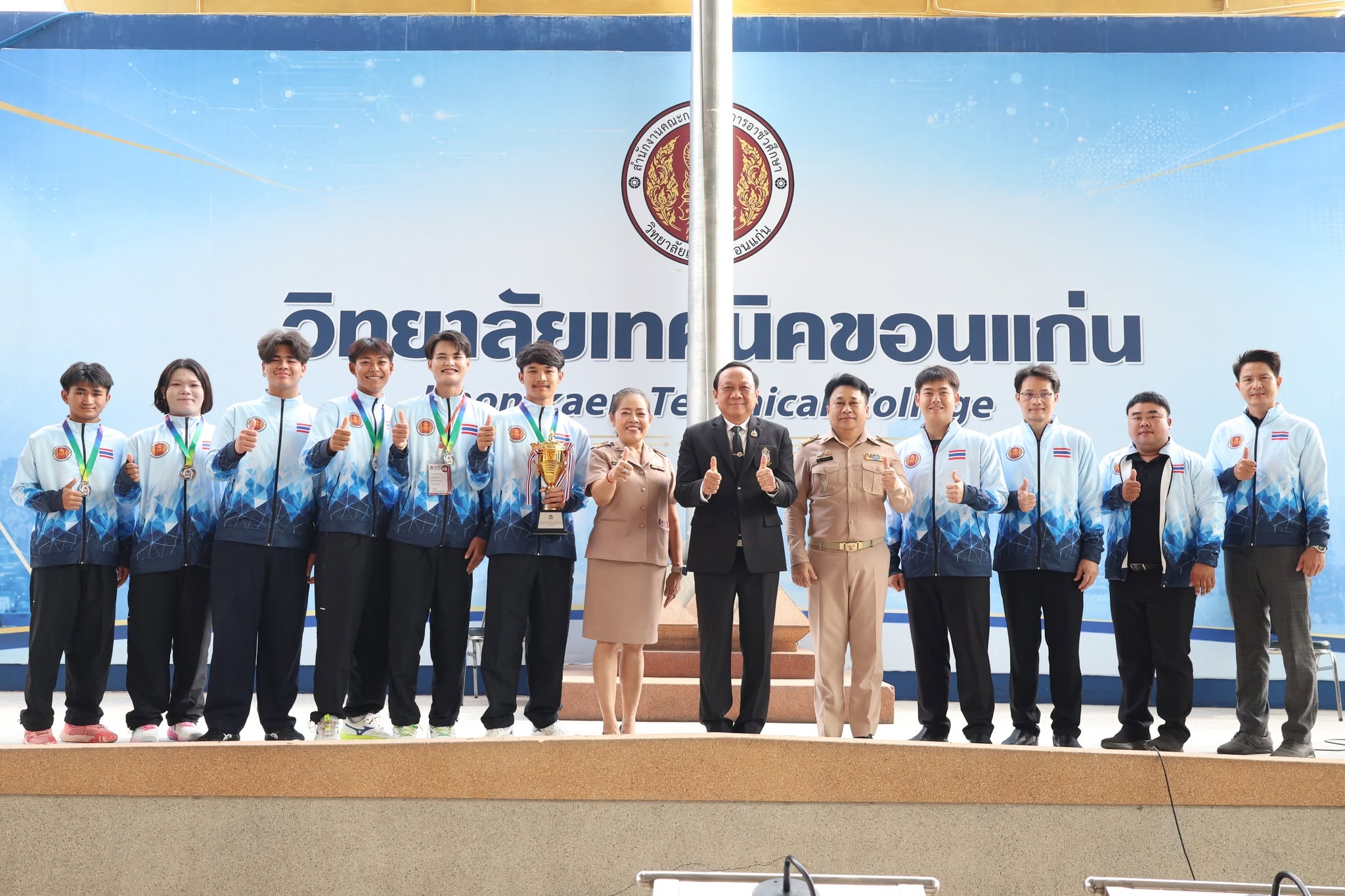 คณะครูและบุคลากรทางการศึกษาร่วมแสดงความยินดีกับนักกีฬาวอลเลย์บอล